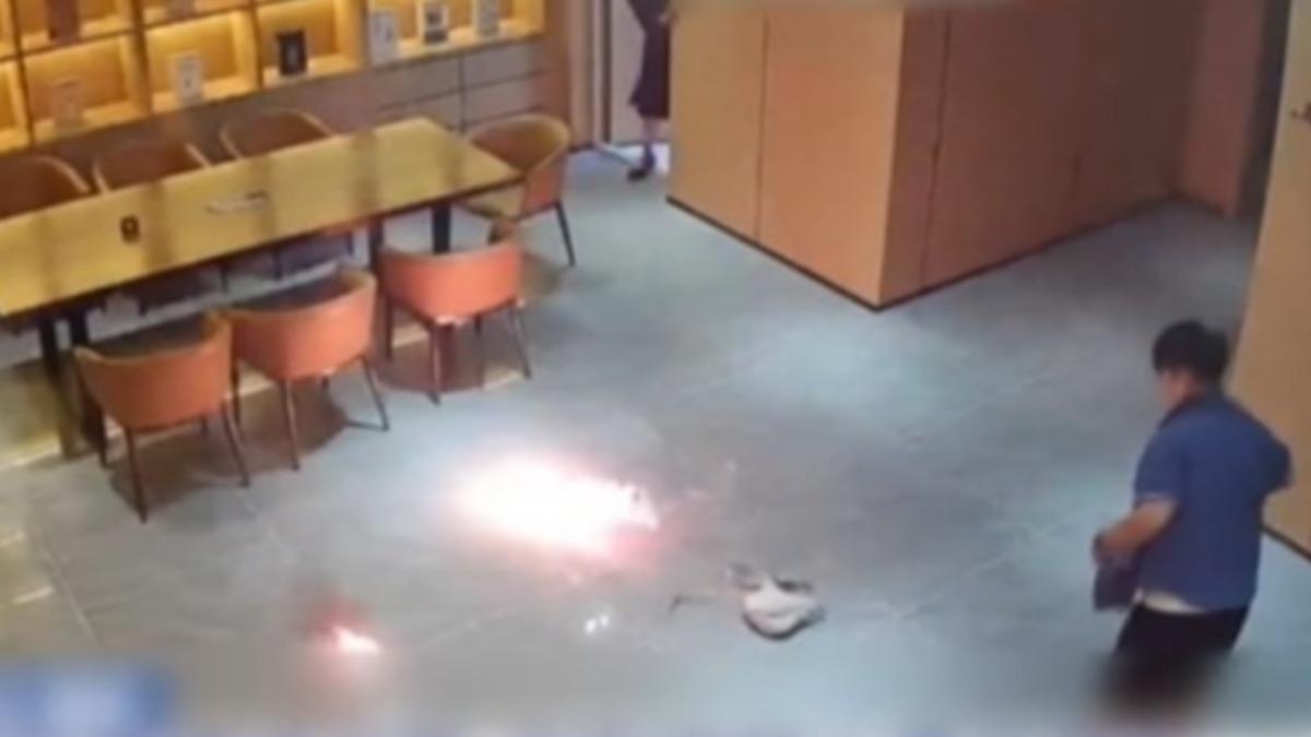 新疆一家飯店有顧客的行動電源瞬間燒成火球,甚至發生二度爆燃。(圖/央視新聞)