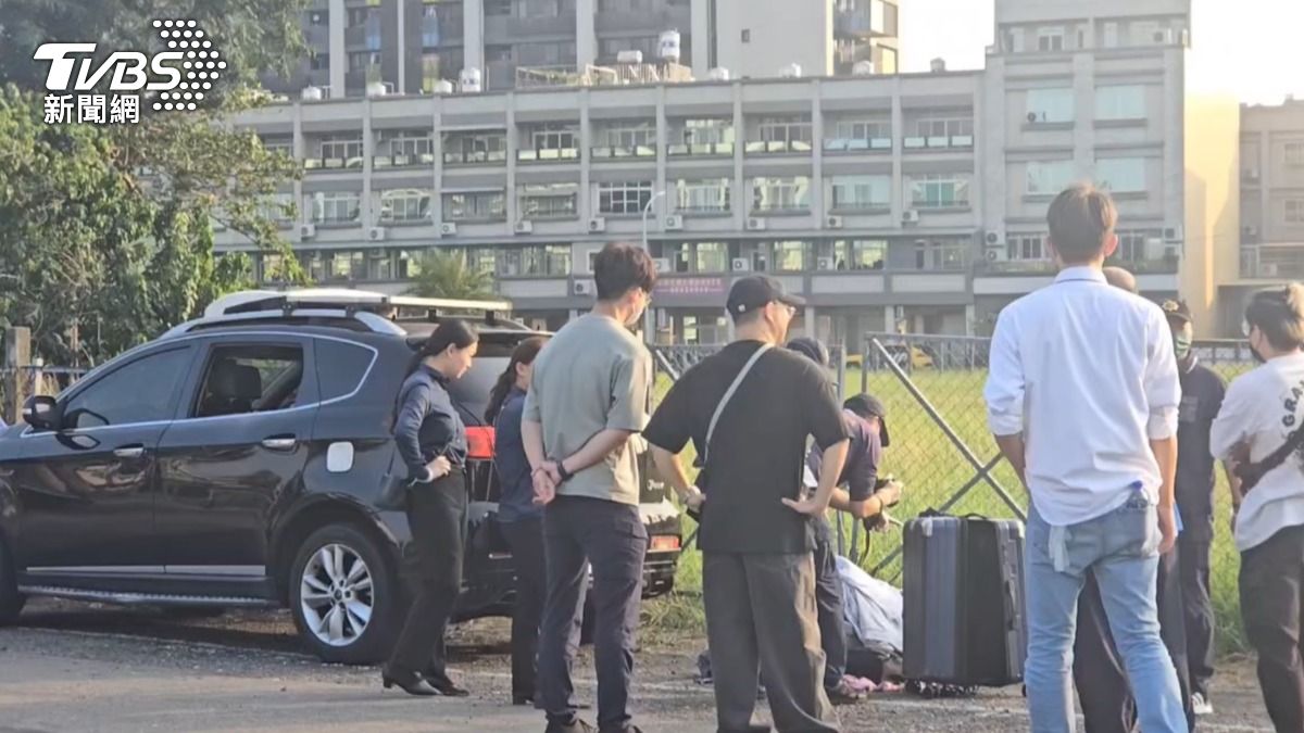 高雄詭異命案!男CALL女友兒喊「你媽死了」 女屍仰躺試駕車後座