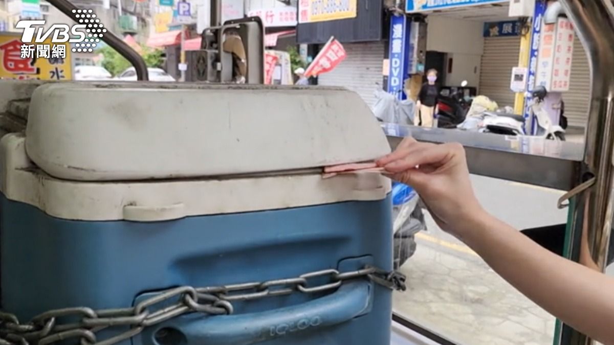 陌生男子塞六百元在地瓜球攤的冰桶。(圖/TVBS)