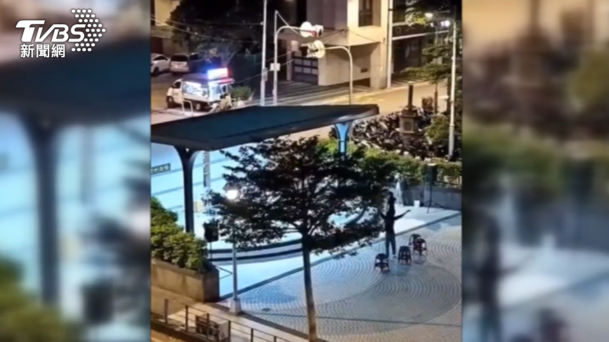 雙十廣場周圍人士投訴街頭藝人音量大。（圖／施協源攝）