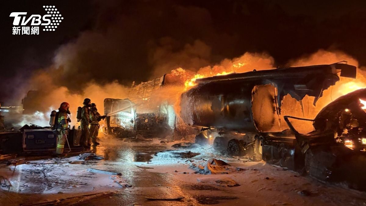 南韓高速公路發生13車連環撞,造成3輛車起火、2死4傷。(圖/達志影像Newscom)