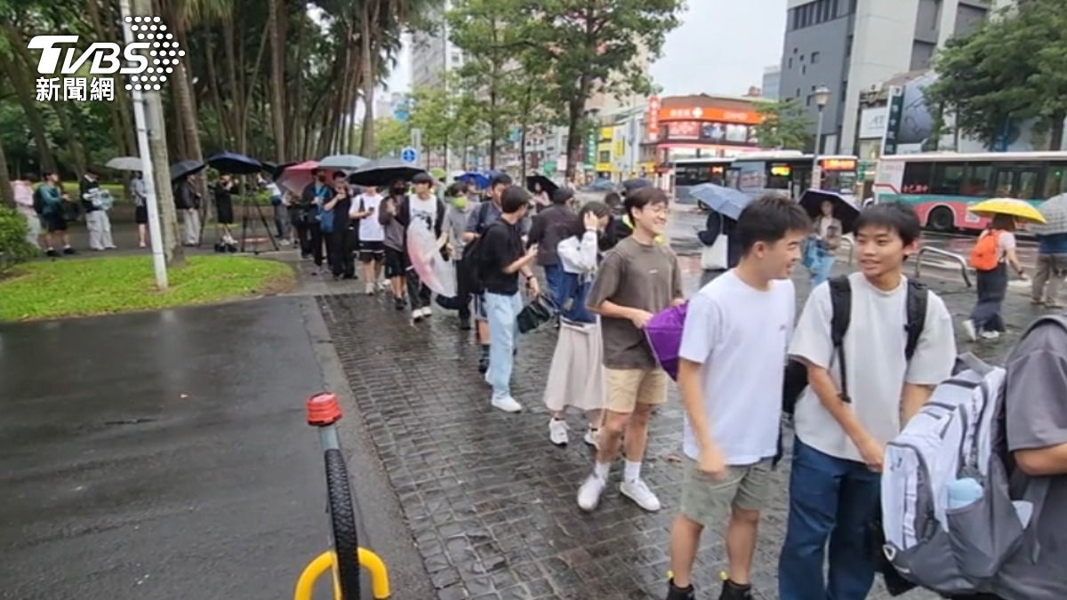 上百人排隊領取四百份雞排。(圖/TVBS)