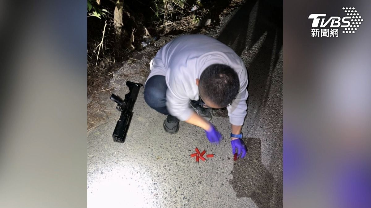 警方在產業道路旁的垃圾堆中尋獲一把霰彈槍、8顆子彈以及1顆空彈殼。(圖/TVBS)