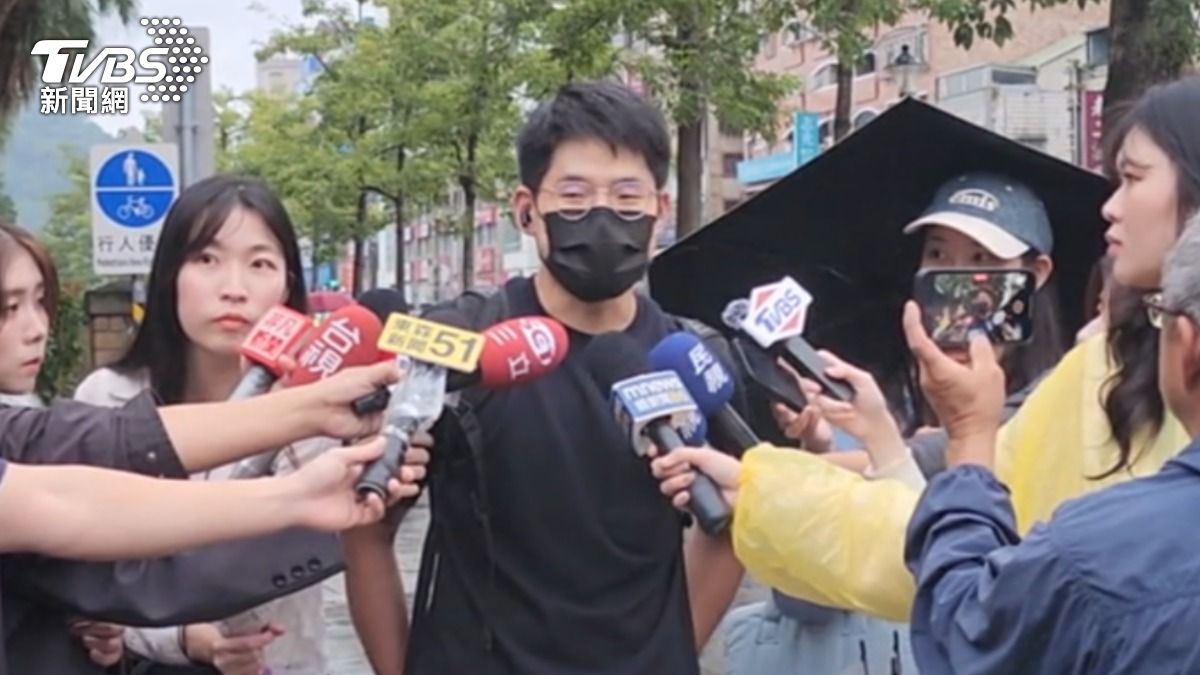 台大電機系校友霸氣送四百份雞排。(圖/TVBS)