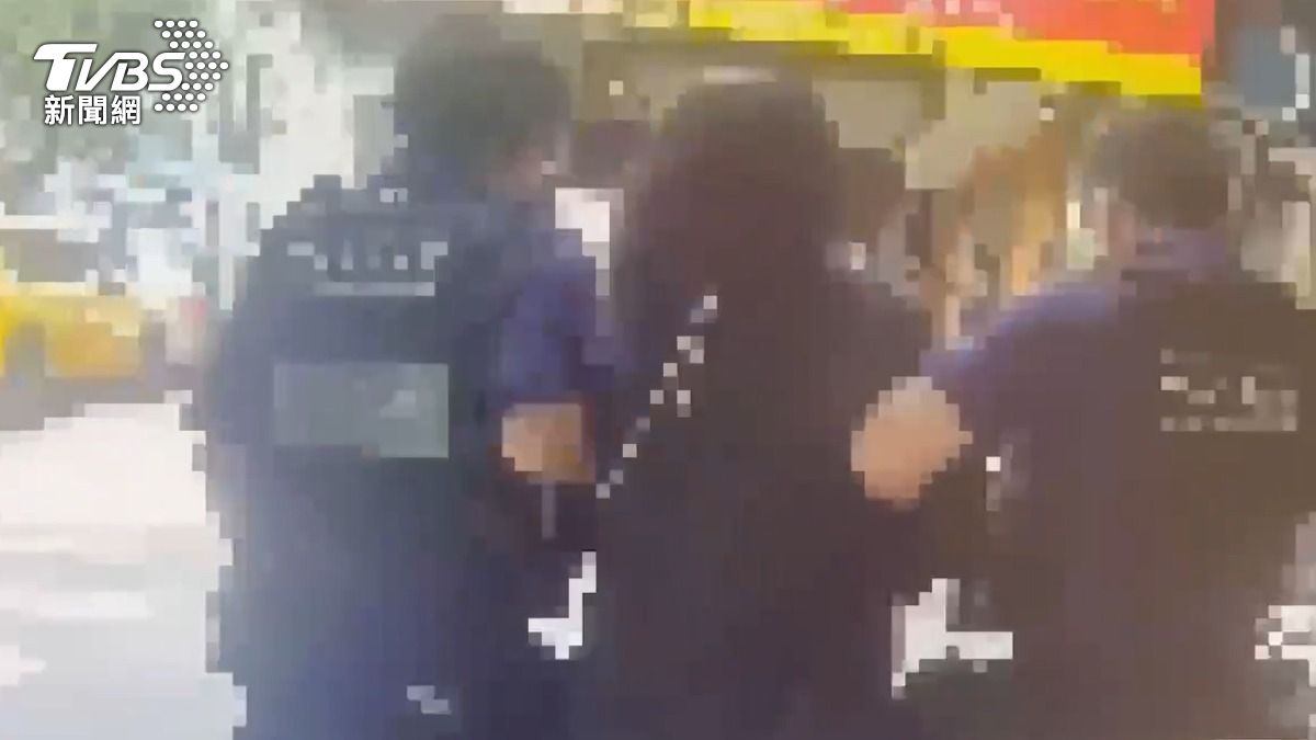 婦人因襲警被警方依妨害公務罪現行犯逮捕。（圖／TVBS）