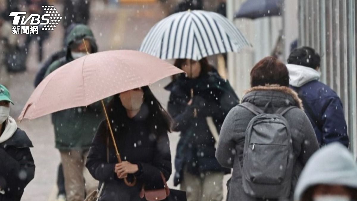 日本受低氣壓系統和鋒面影響北部地區風雨交加強冷空氣湧入，預計降雨將轉為降雪。（示意圖片／達志影像美聯社）