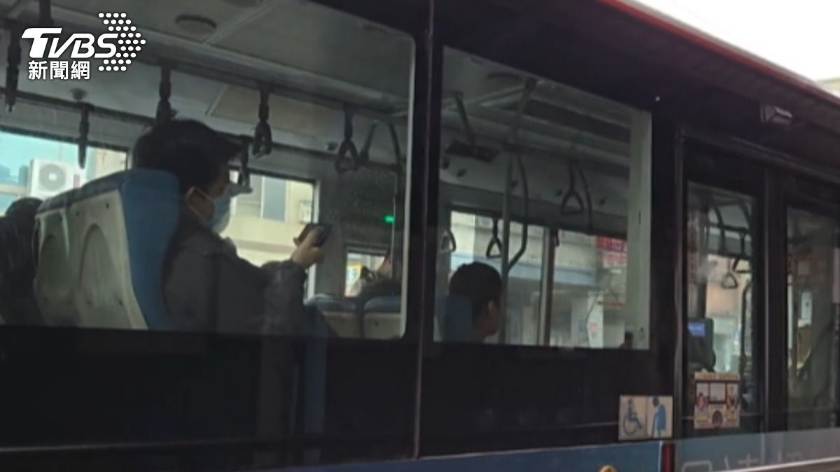 投訴多! 公車急煞急衝 議員:恐因載客獎金。(圖/TVBS)
