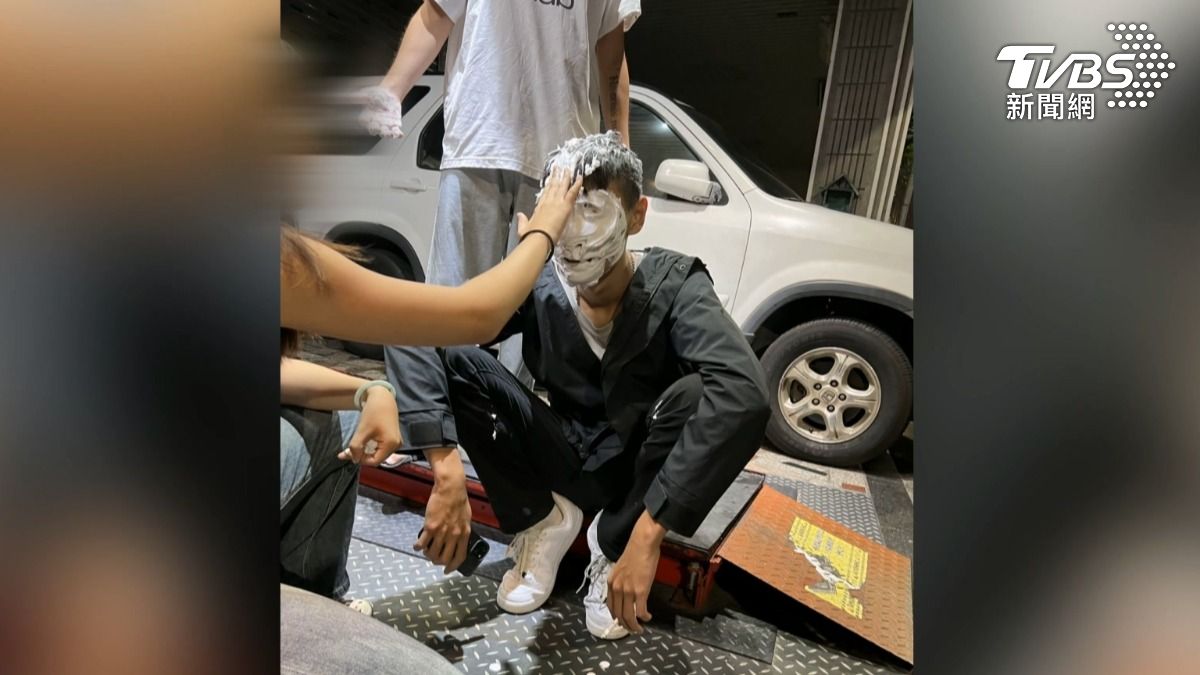 被撞機車行老闆娘表示，原來在10天前的慶生會上無意間揭發這名男子劈腿，男子疑似因惱羞成怒而開車衝撞機車行。（圖／TVBS）