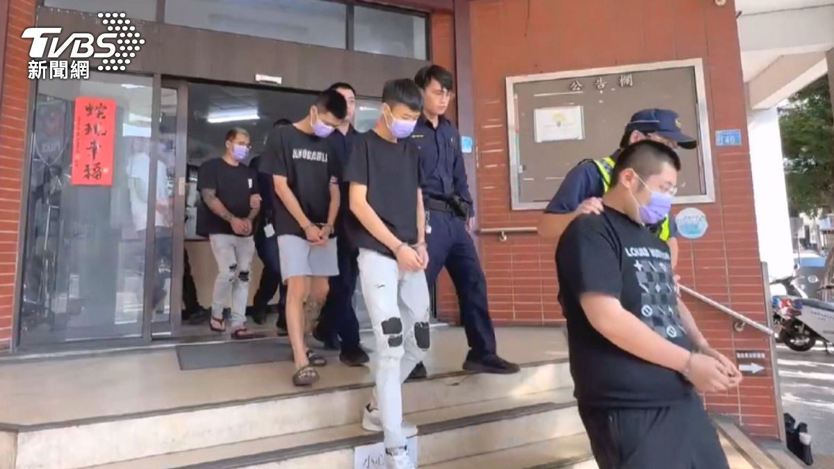 警追捕惡煞曝光 運兵車藏「染運將血球棒」。(圖/TVBS)