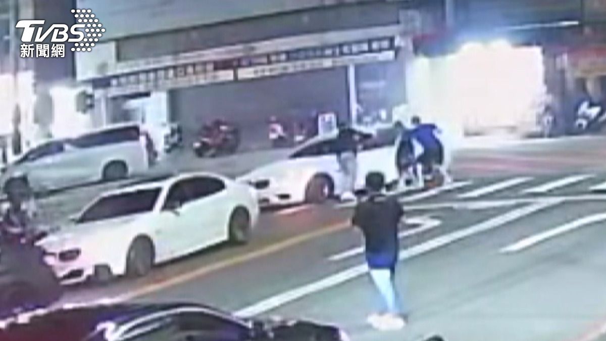 兒子平時靠開計程車養家,每天凌晨3、4點就要起床工作,晚上10點左右就會休息,卻被這群惡煞擾亂清夢
