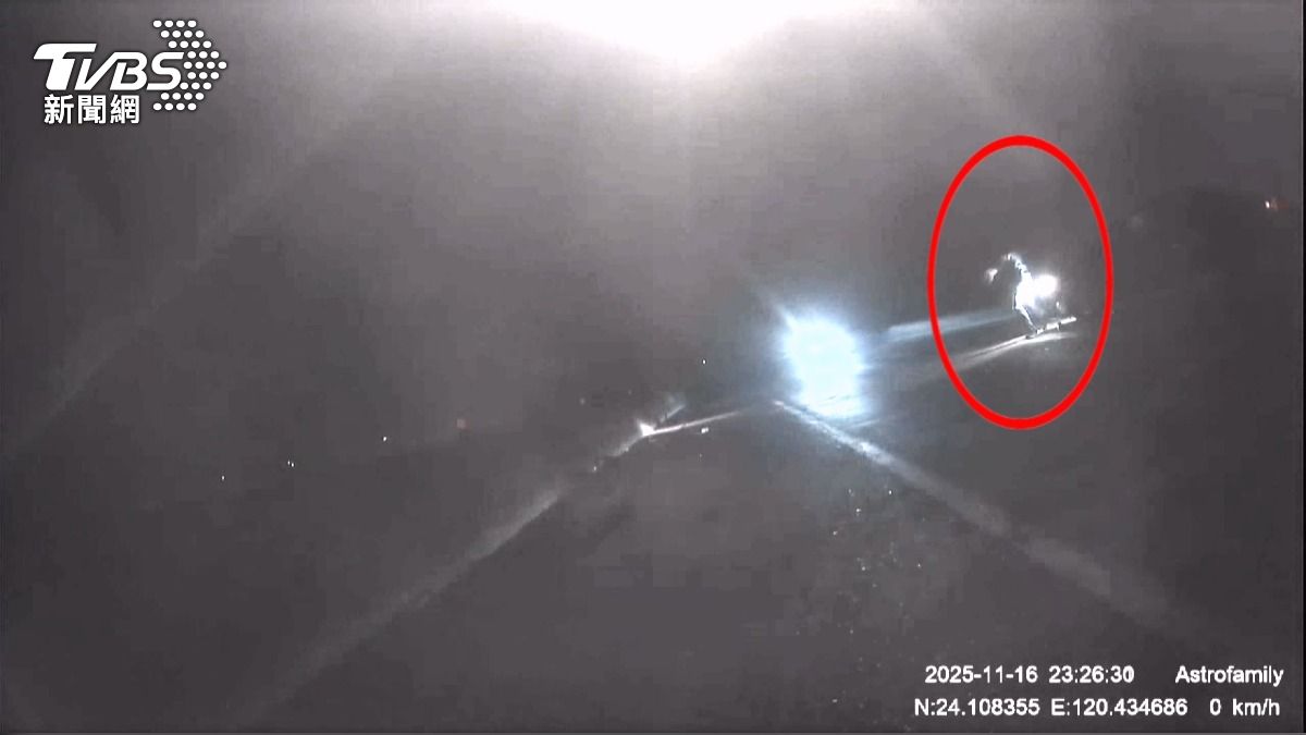 視線不佳釀連環追撞!西濱快速道路「駕駛跳開逃命」畫面曝光。(圖/TVBS)