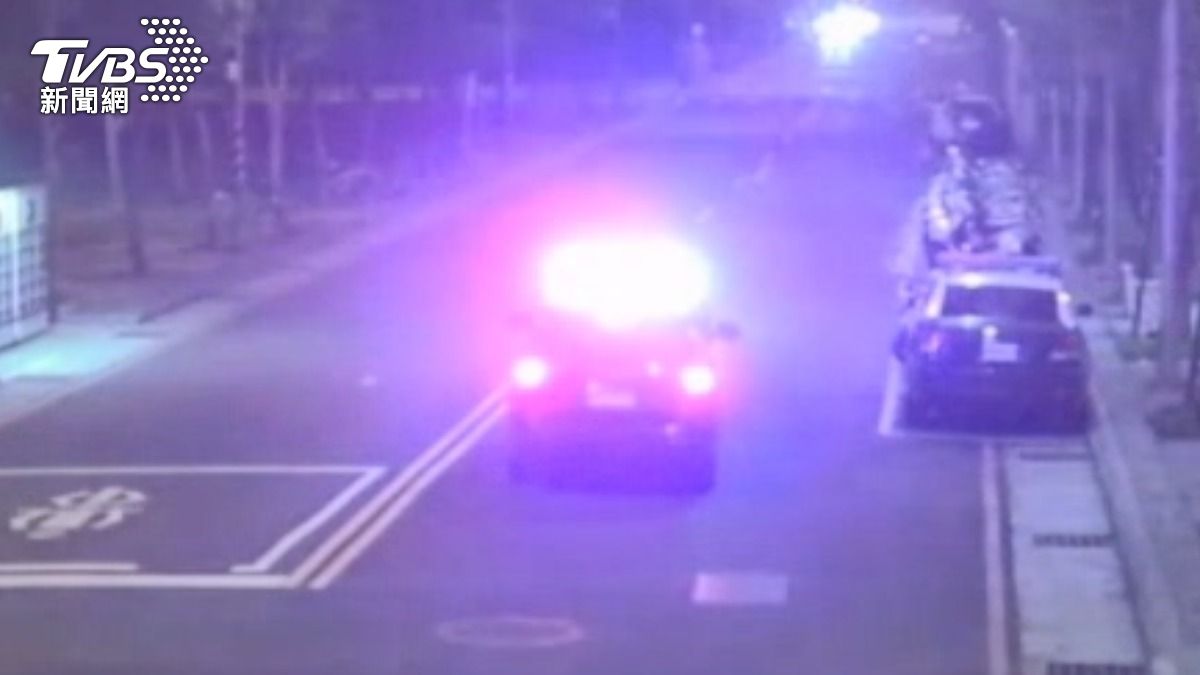 情侶當街互毆,警方到場意外抓到其中一人未成年又酒後騎車。 (圖/TVBS)