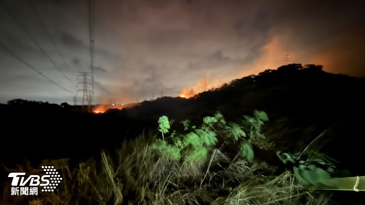 台中龍井火燒山！國3邊坡雜草「整片紅」　大火狂燒畫面曝