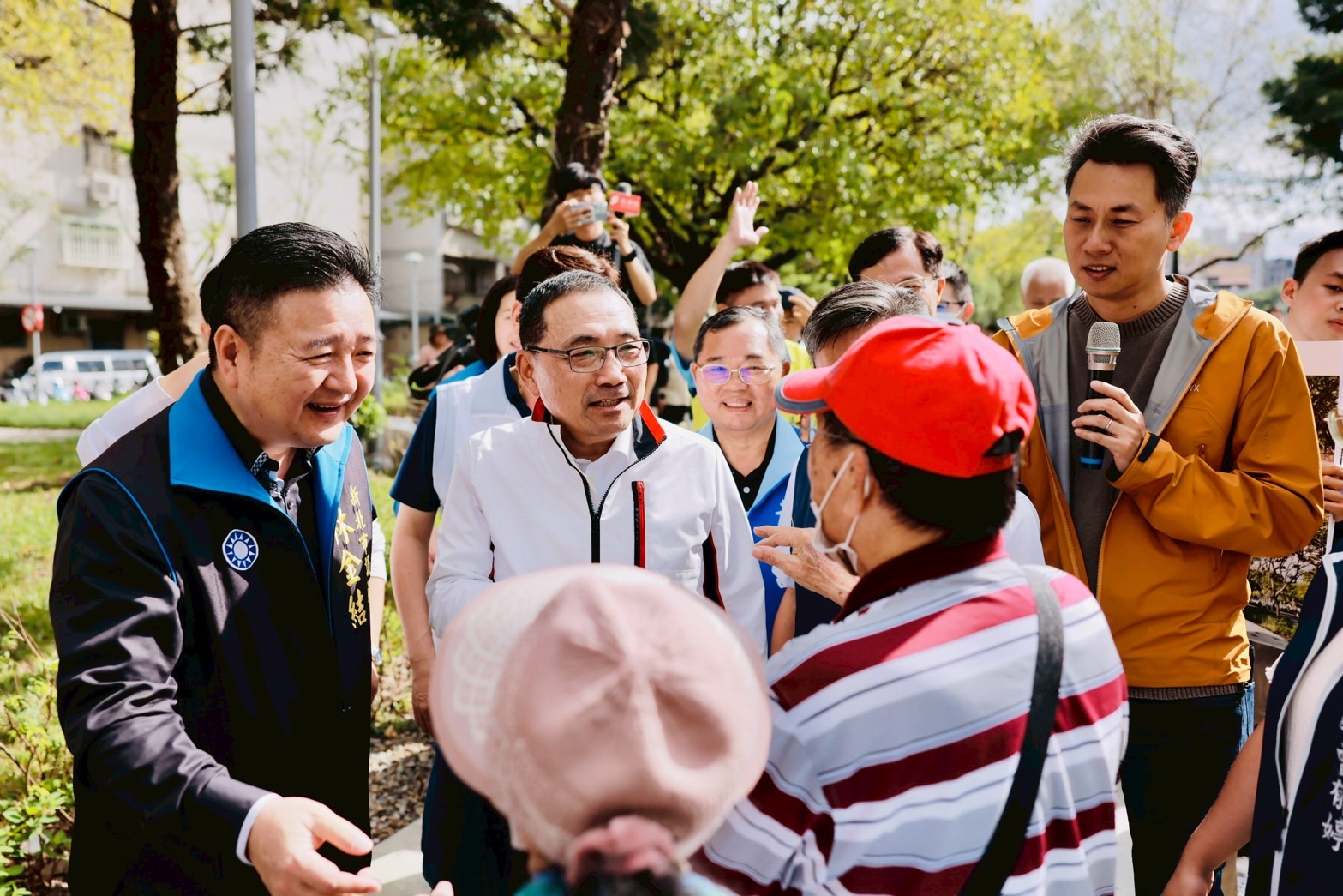 ▲當地居民向市長表達無障礙坡道改善的非常友善。(圖片來源：新北市政府)