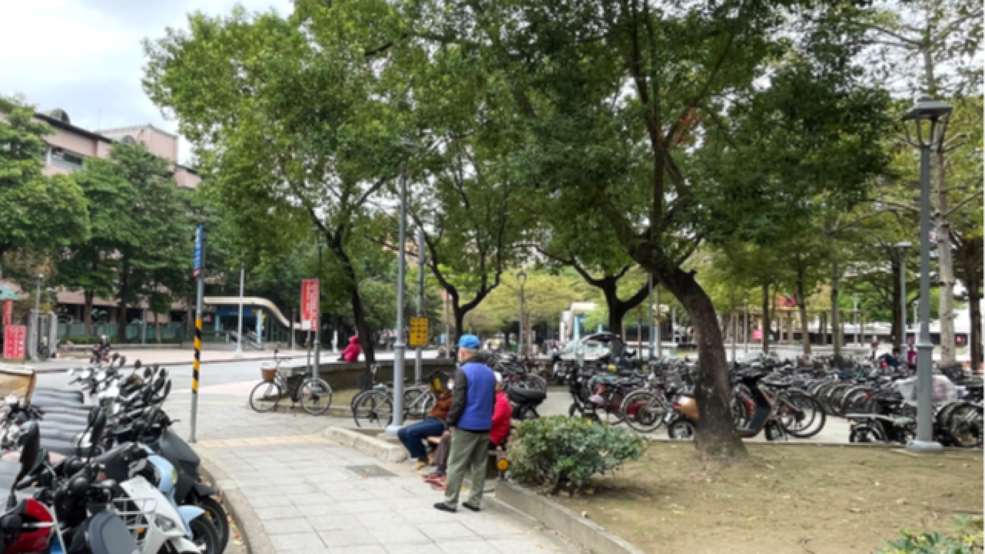 ▲廣場改善前，調整自行車停放區、移除障礙物，創造友善行人空間。(圖片來源：新北市政府)
