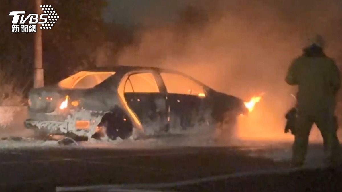 基隆調和街轉運站停車場,車輛燒成廢鐵,疑似車主用火種點菸釀禍。 (圖/TVBS)