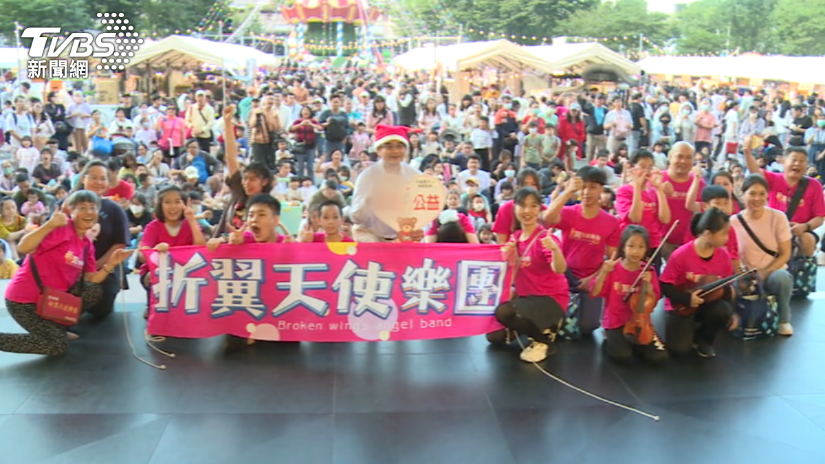 耶誕城熱鬧登場 公益演出傳遞愛與希望
