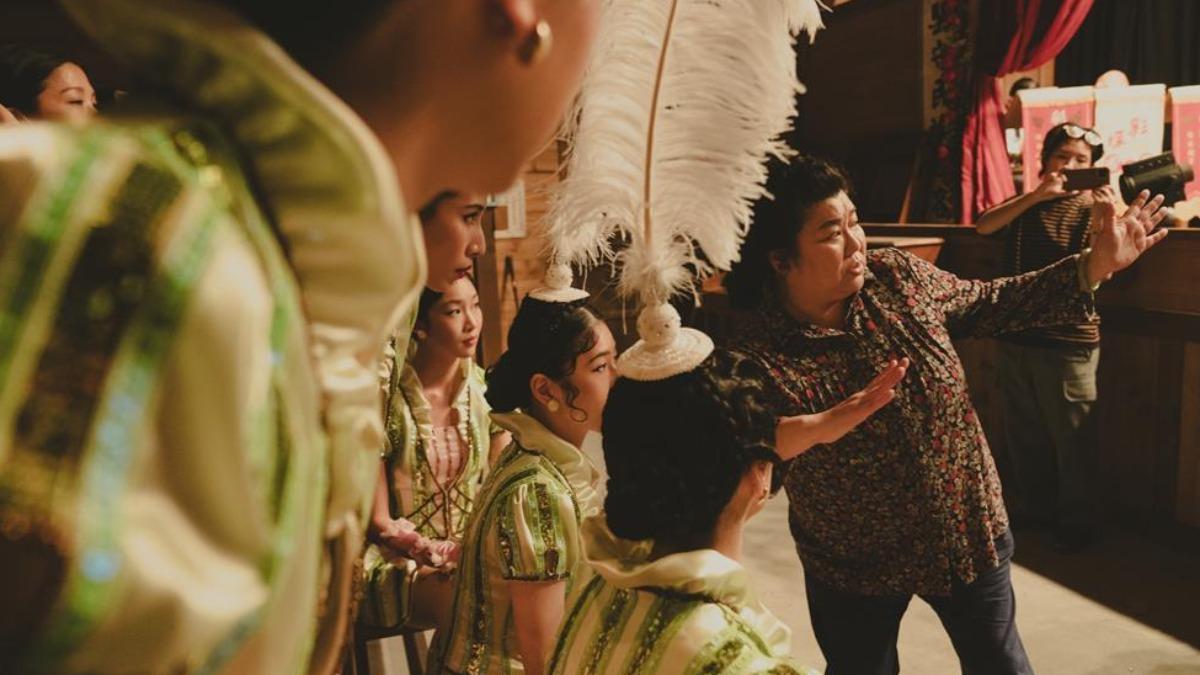 《大濛》為了還原50年代歌舞團的演出,導演陳玉勳邀請老班底林美秀編舞。(圖/華文創提供)