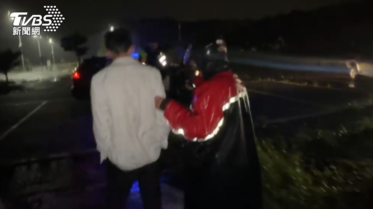 白衣男子神情恍惚，需要他人攙扶。（圖／TVBS）