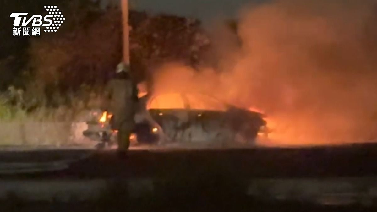 白色轎車爆炸，起火燃燒。（圖／TVBS）