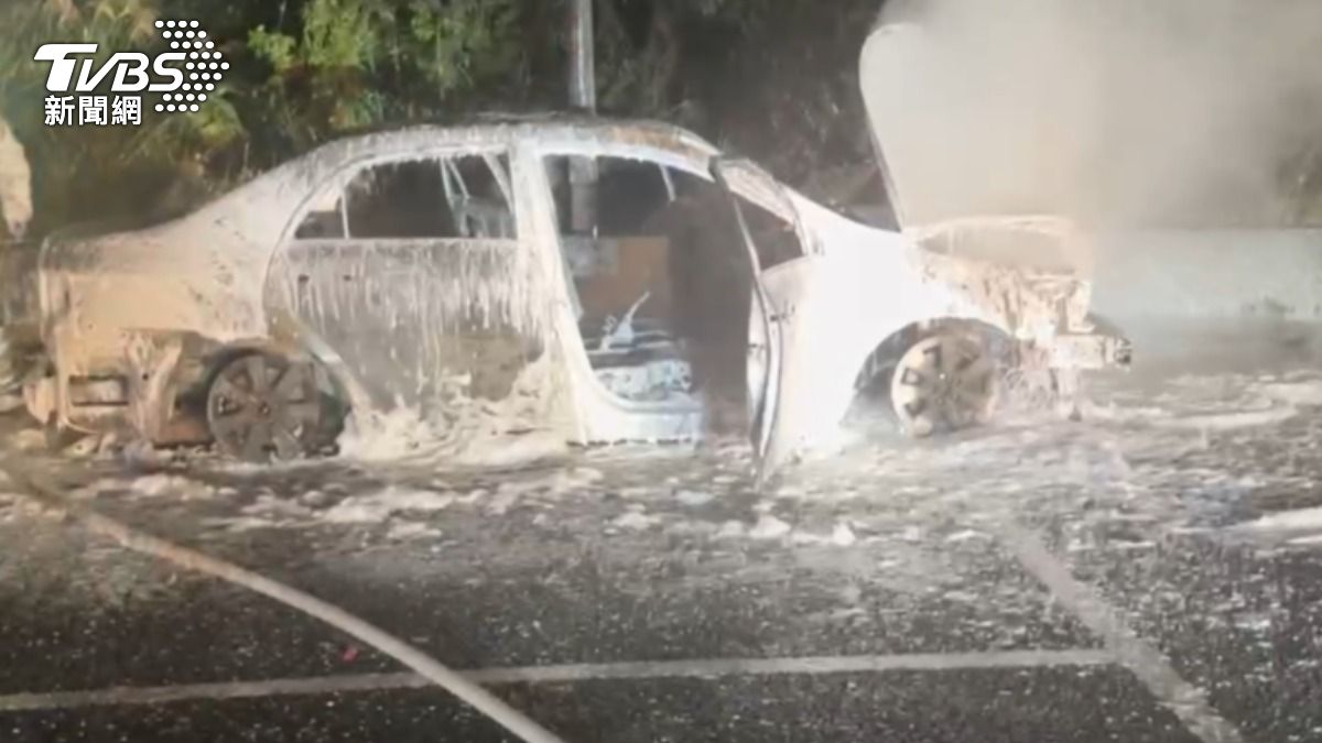 白色轎車起火燃燒，警消到場迅速撲滅。（圖／TVBS）