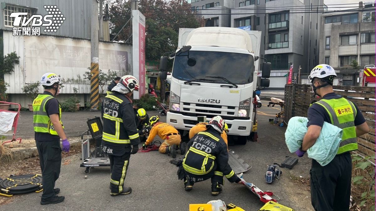 機車雙載上班遇噩耗！遭右轉物流車重壓　女騎士慘死