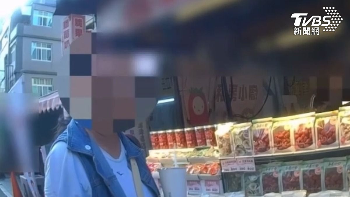 消費者吵著要買一顆果乾，攤商婉拒後，她竟然罵對方是矮冬瓜，沒想到連員警到了，也被她罵矮冬瓜（圖／TVBS）