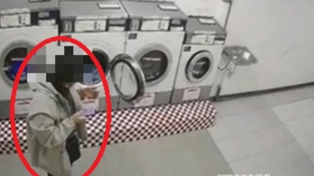 女子拿衣服時被刀片割傷手部。（圖／民眾提供）