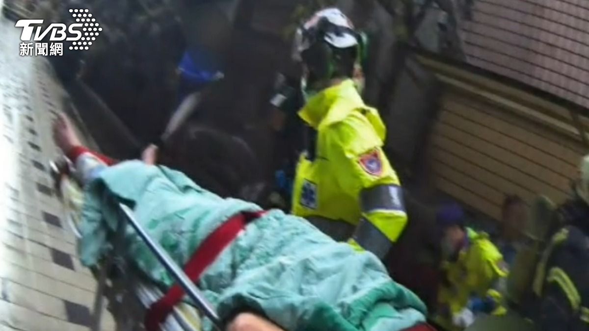 警消緊急破門,合力將男子壓制送醫。(圖/TVBS)