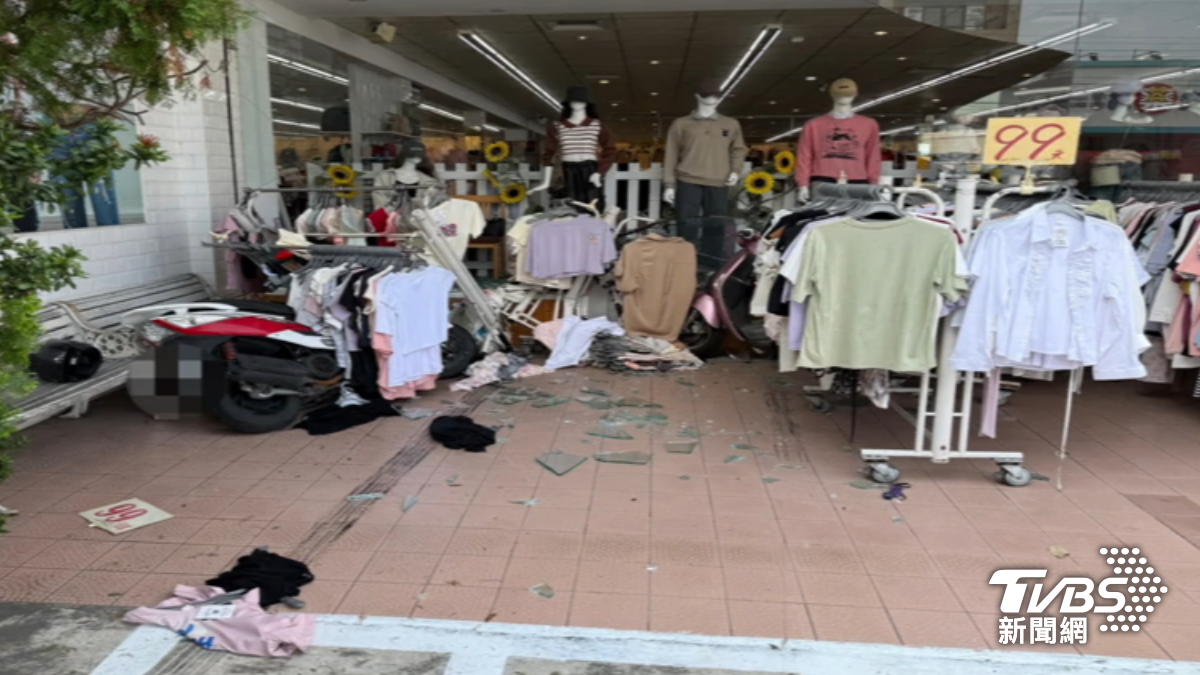 婦誤踩油門撞毀服飾店。（圖／TVBS）