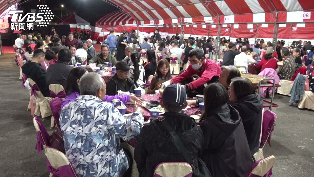 「鹿溪宴」開搶民眾漏夜排隊！4500元嘗19道鹿港名小吃，一開放秒殺完售。(圖／TVBS)