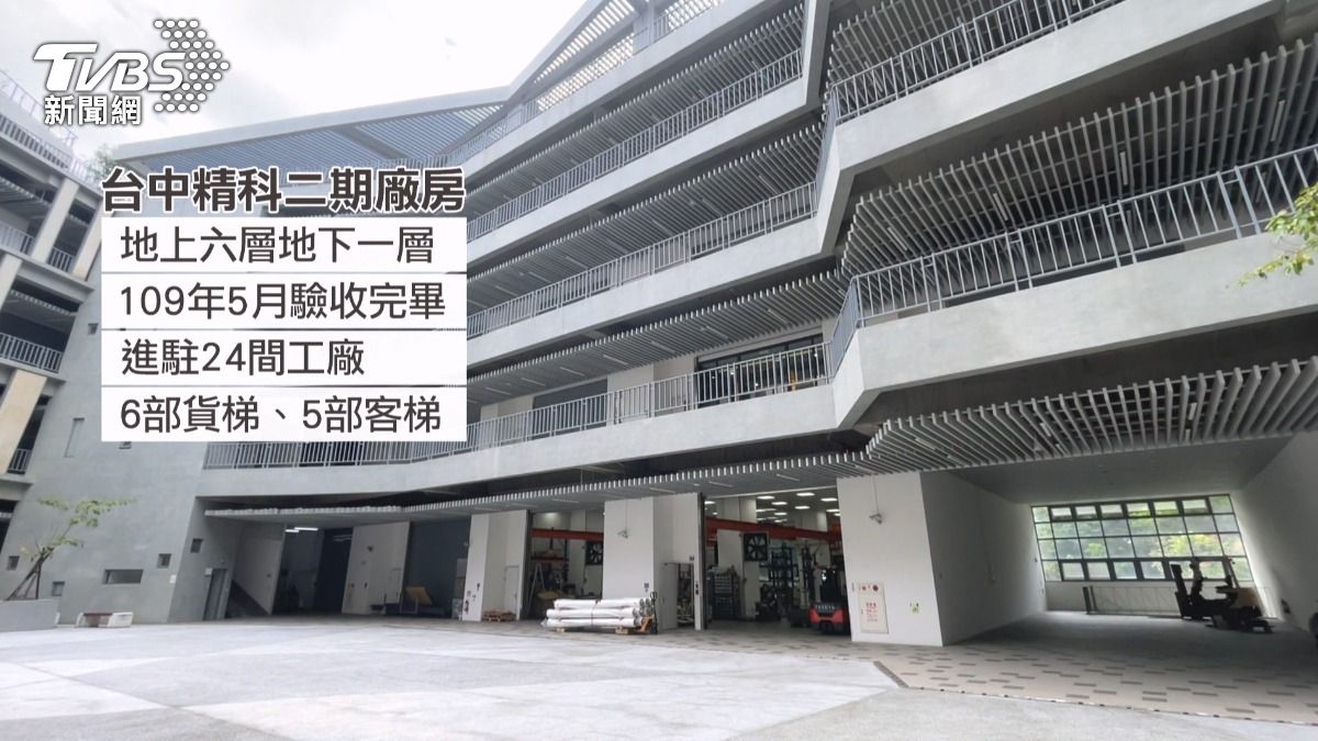 台中精科園區二期「電梯驚魂」1小時,員工因門板遭撞變形受困。(圖/TVBS)