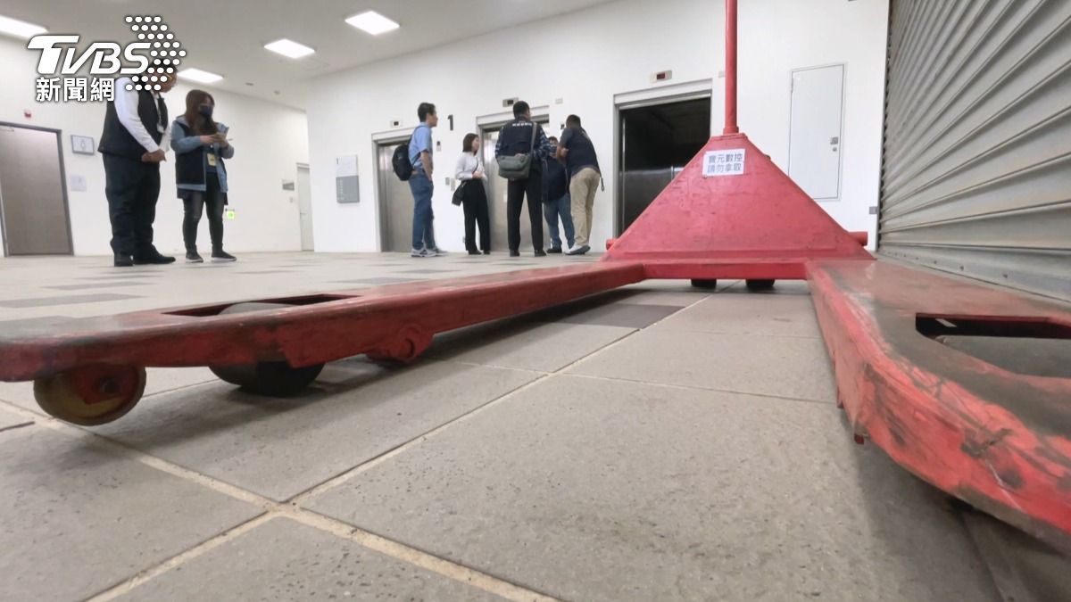 電梯遭到碰撞導致擠壓,問題出在感應器無法正常接觸。(圖/TVBS)