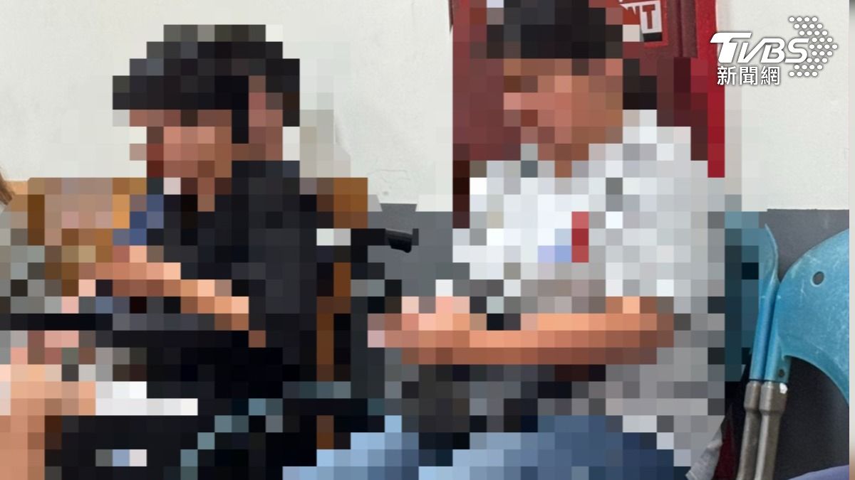 少年與母親來到殯儀館。（圖／陳佳宜攝）