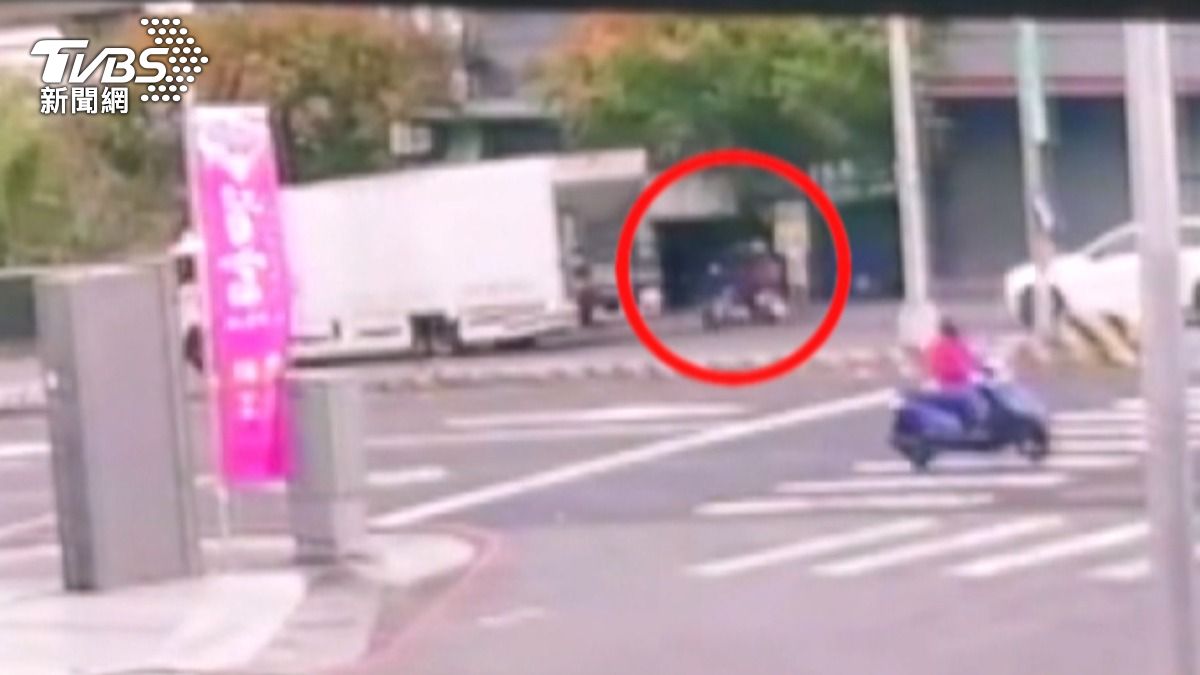 機車騎士和乘客來不及閃避就被撞上,機車倒地後兩人都不慎摔到車底。(圖/民眾提供)
