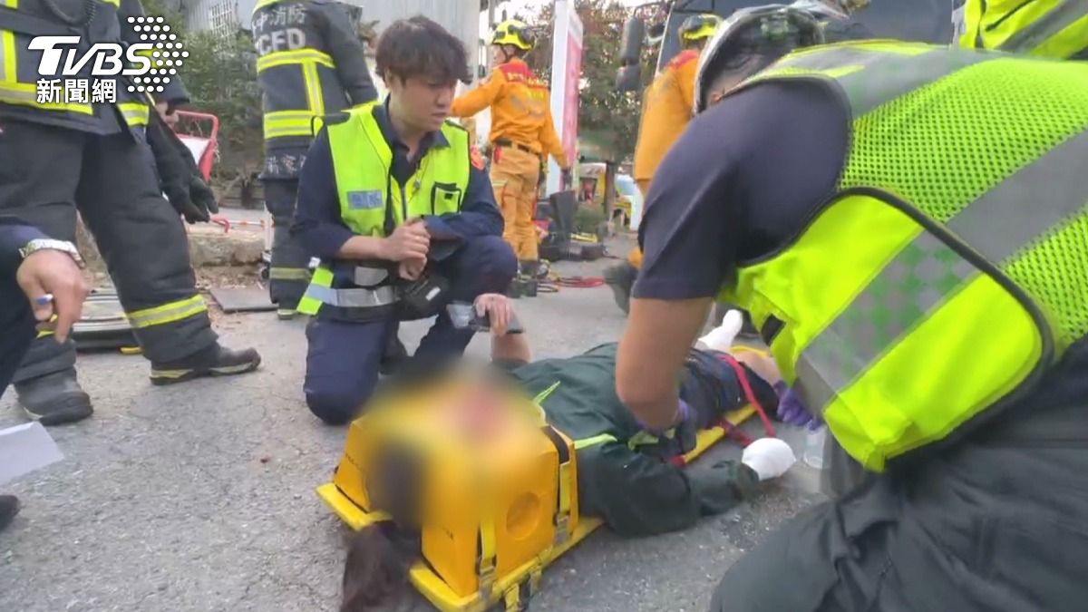 消防隊員安撫她說:「先不要動,趴著不要動。」然後插入長背板,順利將女乘客救出。(圖/TVBS)