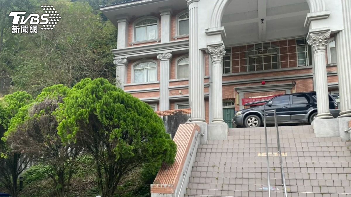 林姓女徘徊派出所前淚崩,四子生活全靠她。(圖/橫山分局提供)