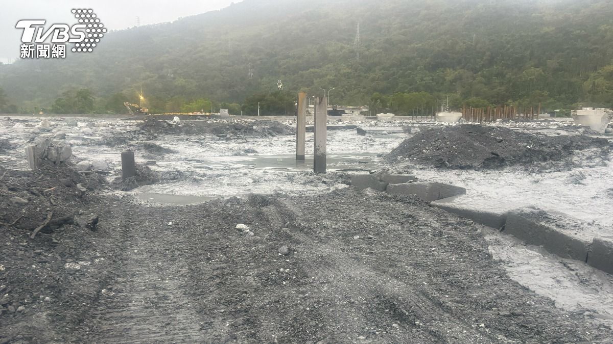 馬太鞍溪水位突暴漲,機具人員急撤離河道。(圖/翻攝自公路局網站)
