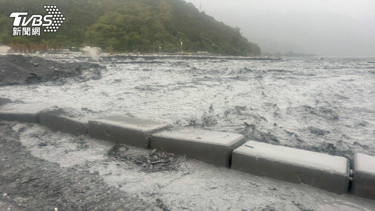 馬太鞍溪水位突暴漲,機具人員急撤離河道。(圖/翻攝自公路局網站)