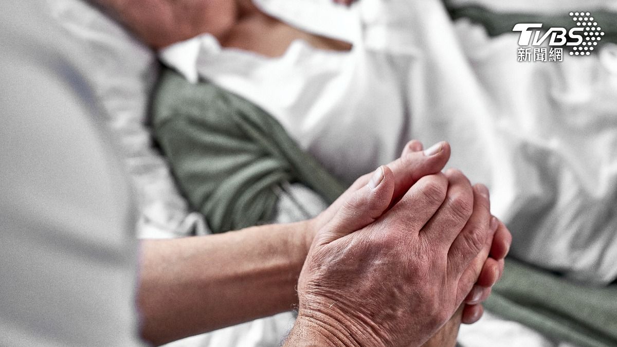 老婦獨自照料 102 歲失智母親數十年,不堪負荷選擇勒斃母親。(示意圖/達志影像shutterstock)