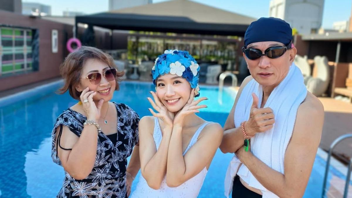 Lulu和爸媽一起享受陽光。(圖/翻攝自IG)