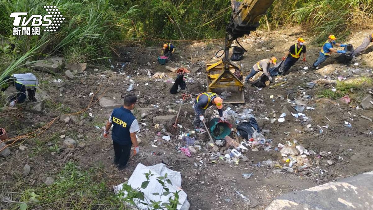 高雄知名景點月世界,又被爆出慘變垃圾山,高市府趕緊清理,漏夜搶挖清運(圖/TVBS)