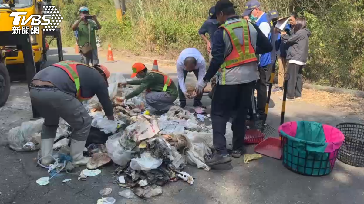 為了找出傾倒垃圾的元兇,不惜挖破垃圾袋,從垃圾堆中找尋蛛絲馬跡,被棄置的垃圾中,不只有台南(圖/TVBS)