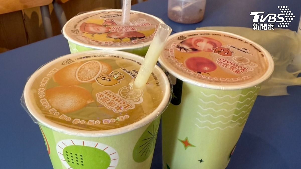 一名顧客在台南的水果店購買三杯果汁共計750元，但當晚詢價時同樣組合卻變成660元，價差高達90元。（圖／TVBS）