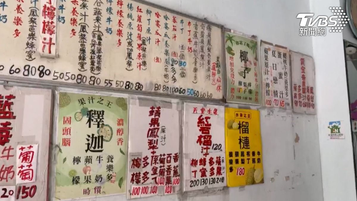 店內牆上有標示部分果汁價格，業者強調在交易前都會事先報價。（圖／TVBS）