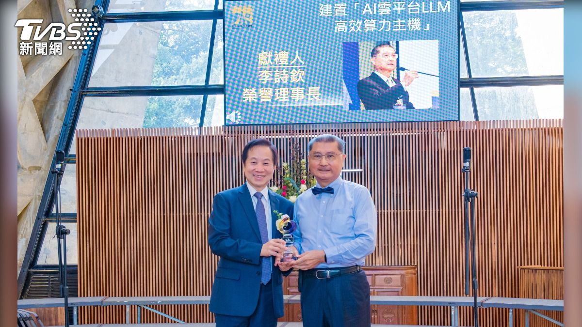 東海校長張國恩表示,李詩欽校友不僅為人謙和關心母校,他愛母校的心更是化為行動,常年默默貢獻。(圖/東海大學 提供)