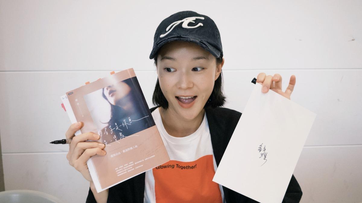 鍾瑶親自參與新書發行的過程。（圖／星星相藝提供）