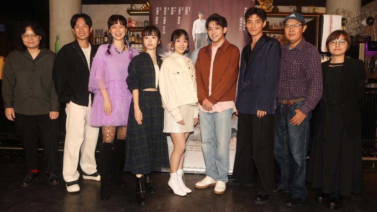 導演黃鈺婷（左起）、演員舒偉傑、許乃涵、趙妮綺、許莉廷、林毓家、呂慕堯、導演王傳宗、製作人許菀倩出席媒體茶敘。（圖／公視提供）