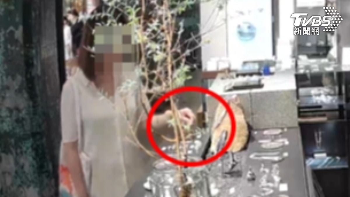 控女賊手法俐落,「左手」偷手環,「右手」翻找其他商品,犯案過程不到30秒。(圖/TVBS)