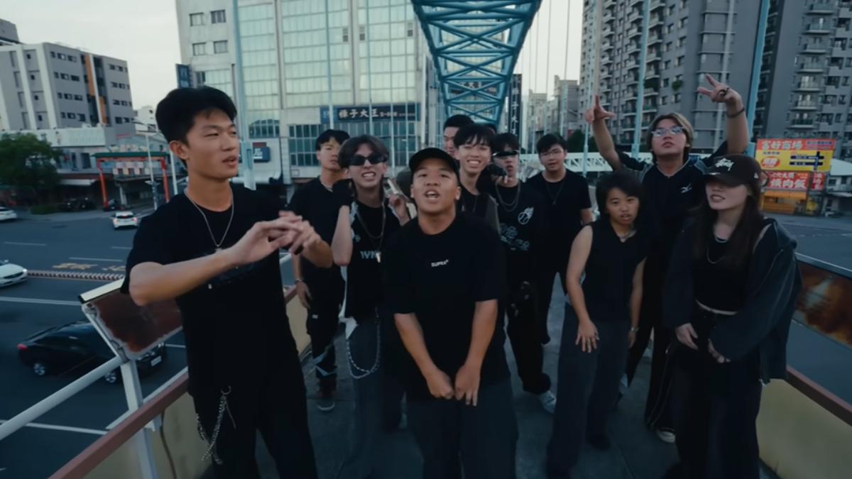 參與創作的學生多數是即將考學測的高三生。(圖/翻攝自Red Tank & Vanta YT)